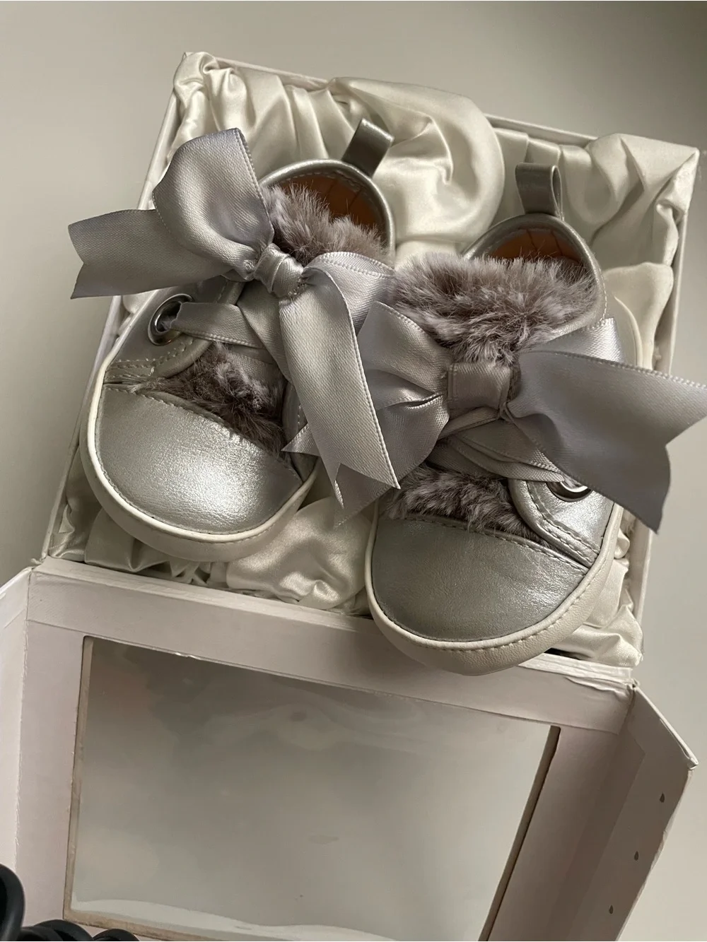 NWT & Box! Badgley Mischka Baby Bella Silver Fur-Trim Kids Sneakers with Bow
